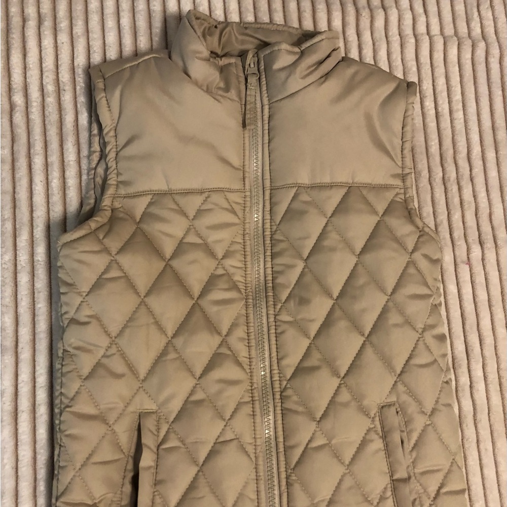 Boys Crown and Ivy puffer vest. Size small.